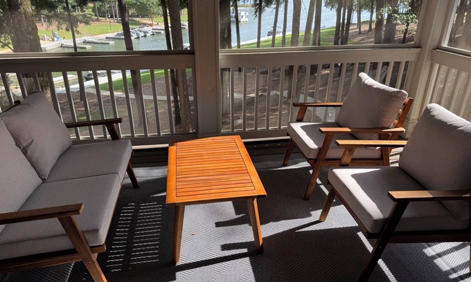 Lake Oconee Condominio | Lake Oconee - Waterfront 3 BR, 3 BA condo inside Reynolds, Greensboro, GA.