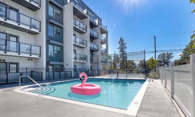 Vernon Condominio | Lake Okanagan Cozy Beach Condo! Corner Penthouse w/ 180° Views