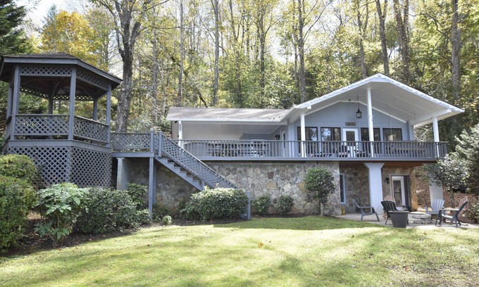 Hiawassee Cabina | Lake Omega View-Lakefront-Dock-Fireplace