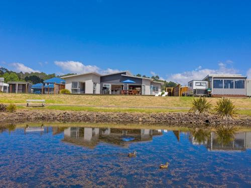 Cooks Beach Casa | Lake on Scott - Cooks Beach Holiday Home