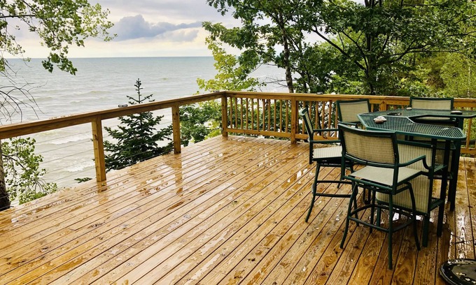 Mannsville Casa | Lake Ontario Lakefront with Boat Dockage