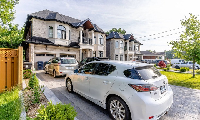 Bendale Casa | Lake Ontario Stylish Family-friendly House