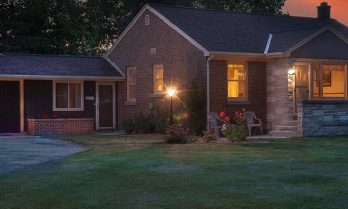 Sheboygan Cabaña | Lake Orchard Farm Cottage-Familiar-Rural-Baño Privado-Vista al Lago