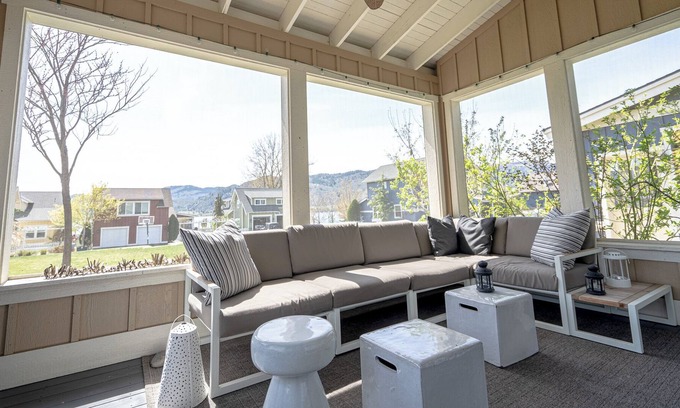 Oroville Cabaña | Lake Osoyoos Gem!