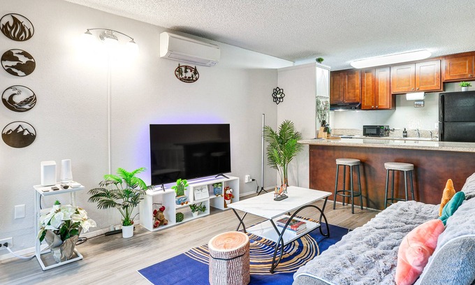 Mount Park Condominio | Lake Oswego Condo w/ Balcony, 3 Mi to the Water!