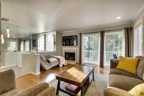 Mount Park Casa | Lake Oswego Home with Deck 9 Mi to Downtown Portland