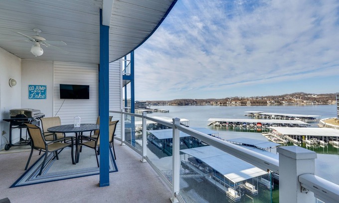 Lake Ozark Condominio | Lake Ozark Condo w/ Water Views & Pool Access!