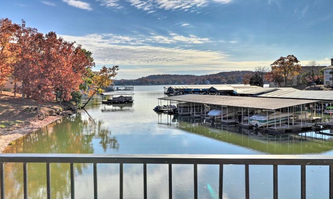 Lake Ozark Apartamento | Lake Ozark Condo with Pool and Fishing Docks!
