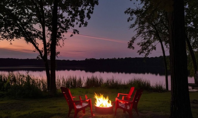 Chandler Casa | Lake Palestine Homes ideal for Retreat & Events-accommodate 20+ gather 40+