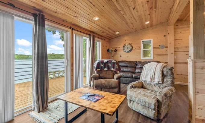 Farwell Casa | "Lake Rachel Retreat"- Fish, Swim, Play!