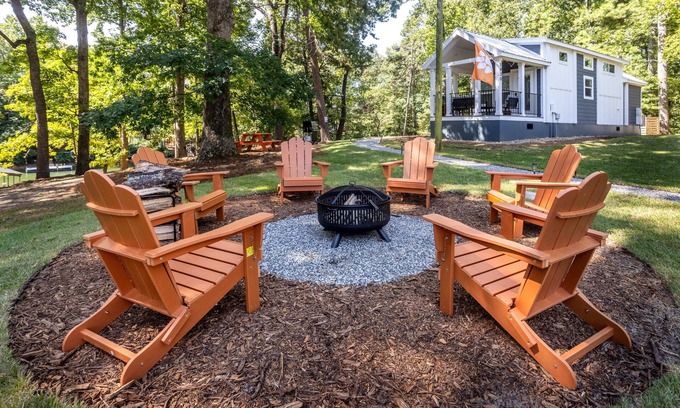 Anderson Casa | Lake Retreat- Mins to CU- Kayaks, Fire Pit, Dock