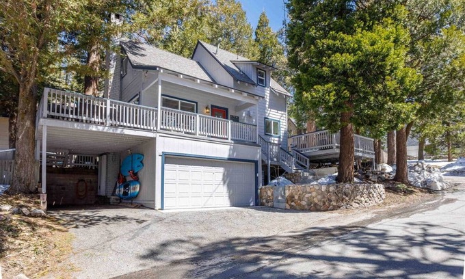 Cedar Glen Casa | Lake Retreat – Spa, AC, Fenced Yard, Walk to Lake!