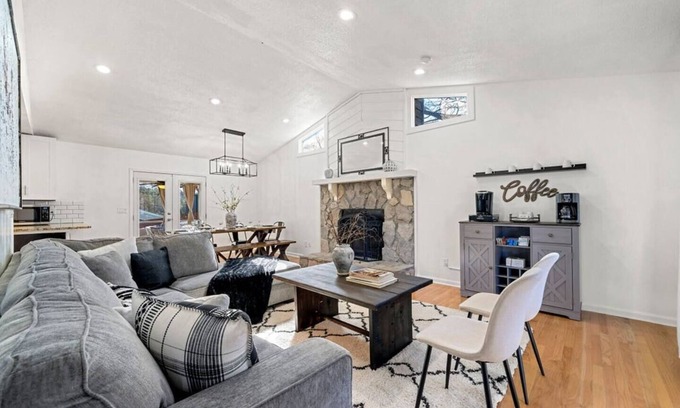 Woodstock Casa | Lake retreat w/hottub | movie room | fire-pit