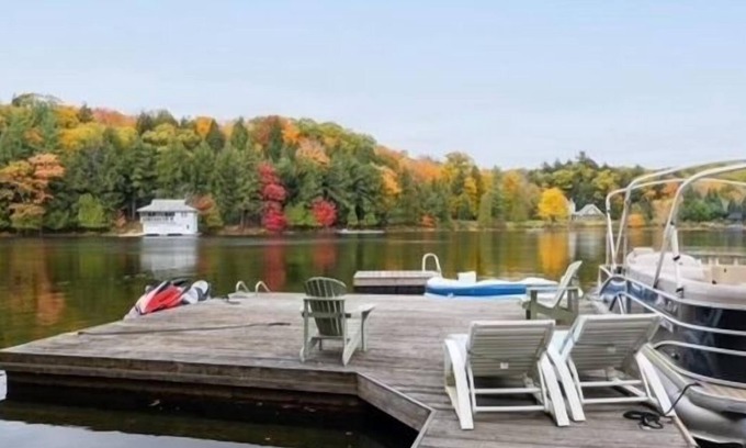Muskoka Lakes Cabaña | Lake Rosseau, Muskoka Waterfront 6bedroom. Large wrap around deck.