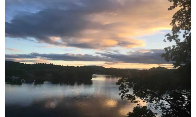 Johnson City Cabaña | Lake Sanctuary