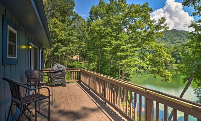 Robbinsville Casa | Lake Santeetlah Escape with Kayaks, Boat Slip and More