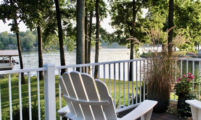 Effingham Casa | Lake Sara cottage: 3BR/2BA, hot tub, swim dock, firepit, kayaks, & lake views!