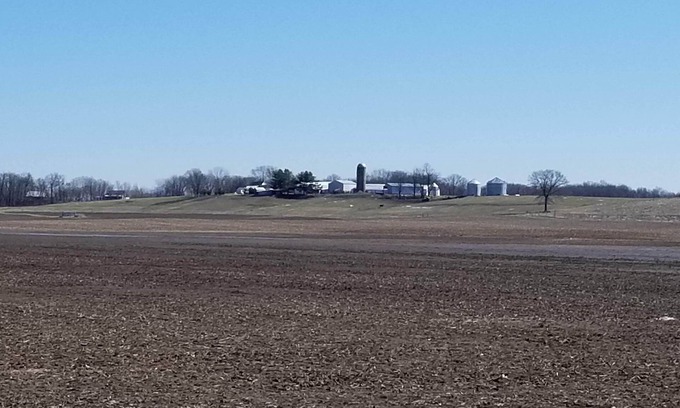 Lakewood Otro | LAKE SHELBYVILLE FARMHOUSE... 5 minutes from Lake Shelbyville... SLEEPS 9