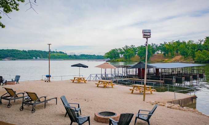 Lake Ozark Cabina | Lake Shore Fishing Cabins, 4 units together, boat slips/dock/ramp/fire pit, patio decks