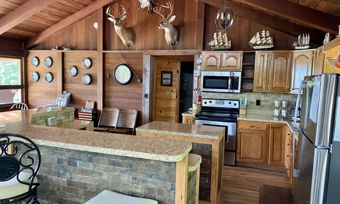 Nancy Cabina | Lake side Abode with a Spectacular year round View of the lake. 🌅