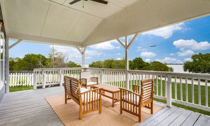 Princeton Casa | Lake Side House close to Outdoor Fun, Fishing