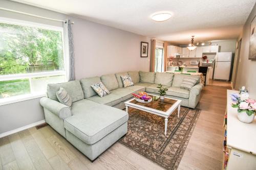 Alcona Casa | Lake Simcoe 4 Bedroom Family Home Ideal Toronto Area Retreat