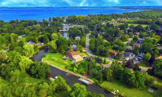 Gilford Casa | Lake Simcoe Waterfront Villa | Walk to lake · Free canoes · BBQ & firepit