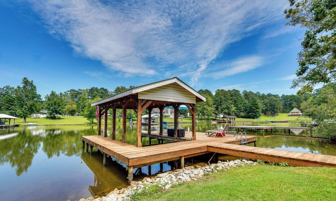 Milledgeville Casa | Lake Sinclair Escape: Screened Porch, Modern Style