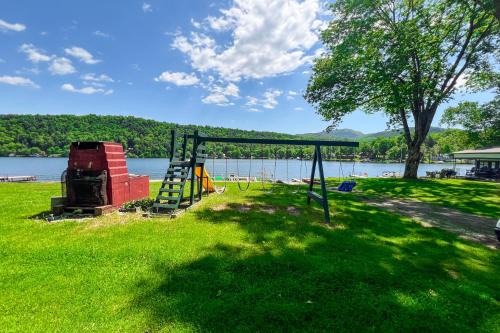 Wells Casa | Lake St. Catherine Cottage - Red Across