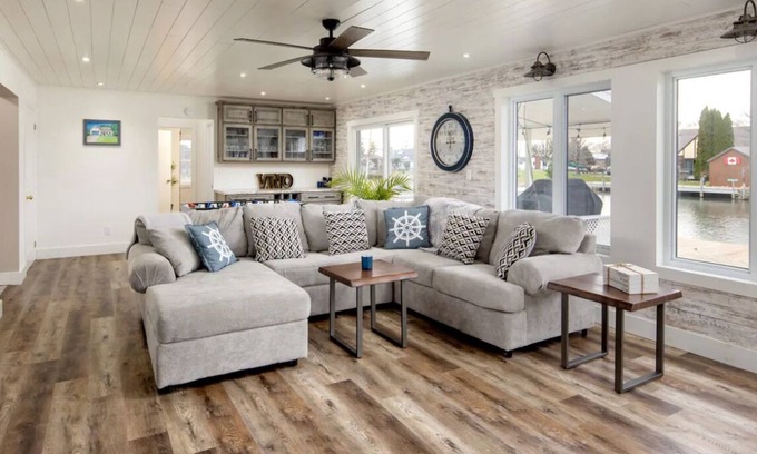 Pointe aux Roches Cabaña | Lake St. Clair Waterfront Cottage | Hot Tub Games Room Family Retreat for 8–12