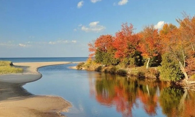 Rumely Casa | Lake Superior & River Luxury Home-1,000 ft of Beachfront