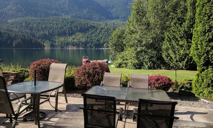 Port Angeles Casa | Lake Sutherland Home, jacuzzi, muelle privado, 2 acres, casa de literas / sala de juegos.