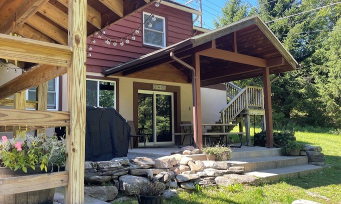 Paupack Cabina | Casa del lago, Casa rústica de mediados de siglo, Jacuzzi, Lago en las instalaciones