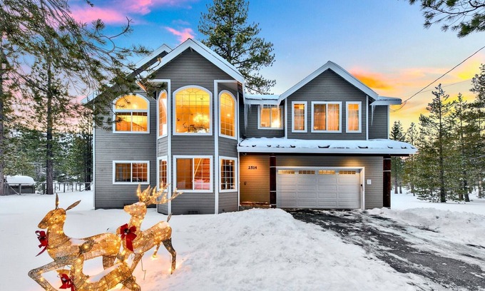 Tahoe Paradise Cabina | Lake Tahoe Ski Base Camp: National Forest Land, Hot Tub, Pool Table, Pet Friendly