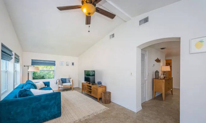 Tarpon Springs Casa | Lake Tarpon Modern 3 Bedroom 2 Bathroom House