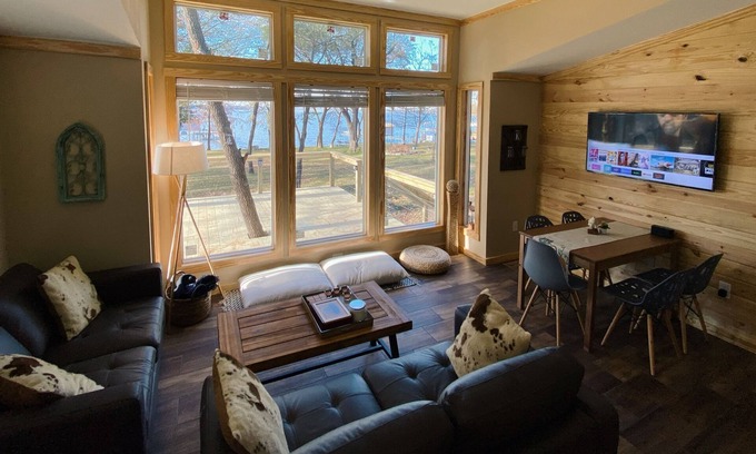 Quinlan Cabaña | Lake Tawakoni Sunset Waterfront Cottage with private boat deck.