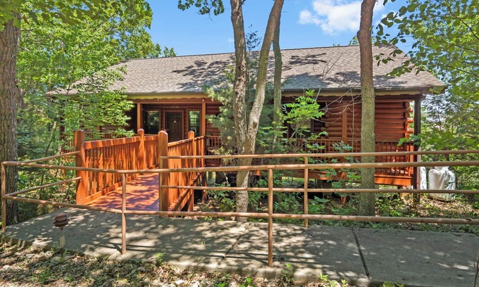 Branson Theater District Cabina | Lake Themed Cabin for Two, Jacuzzi Tub - Minutes from Shows! Ticket-Golf Deals