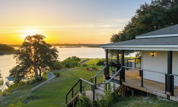 Waterford On Lake Travis Casa | Lake Travis Lakefront with Hot Tub, Private Boat Dock & Lakeside Parks