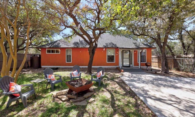 Apache Shores Casa | Lake Travis Stylish Retreat for Groups