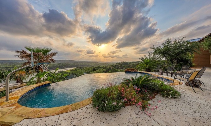 Oatmeal Casa | Frente al lago Travis con piscina estilo centro turístico