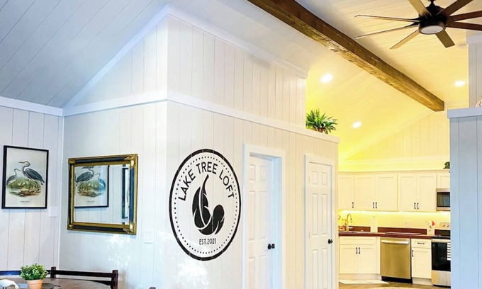 Vero Beach Apartamento | Lake Tree Loft mins from the Beach-Barn Style Chic