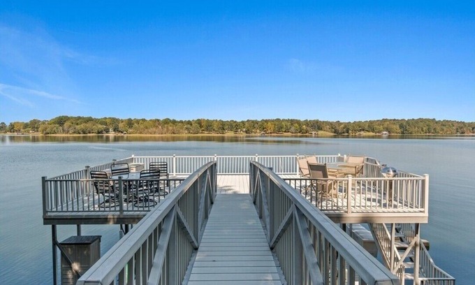 Northport Casa | Lake Tuscaloosa home on two acres. 12 miles to University of Alabama.