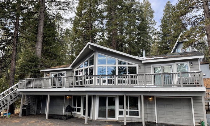 Lake Almanor Country Club Casa | Lake retreat for multiple families w/ game room!