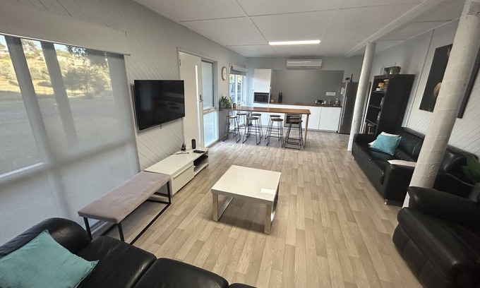 Goughs Bay Casa | Lake Valley View Apartments; Frente al agua y recientemente renovado en bloque plano.