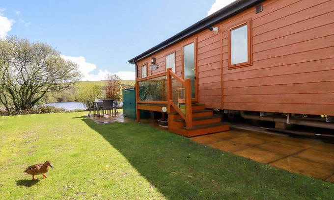 Par Cabaña | LAKE VIEW 10, pet friendly, country holiday cottage, with pool in Par