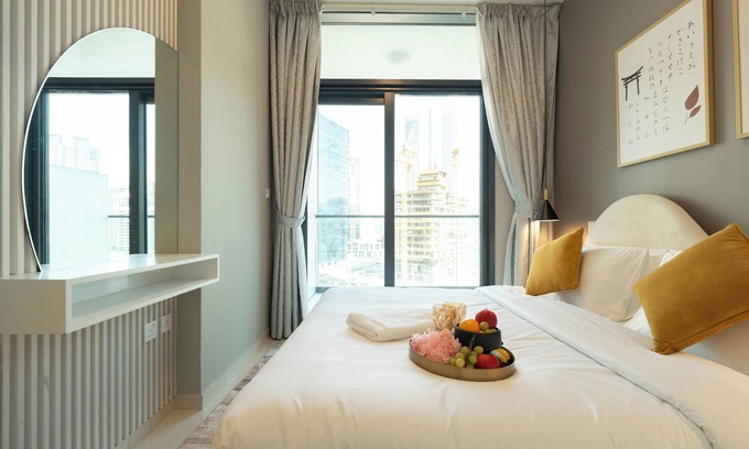 Downtown Dubai Apartamento | Lake-View 1BR Retreat in Business Bay