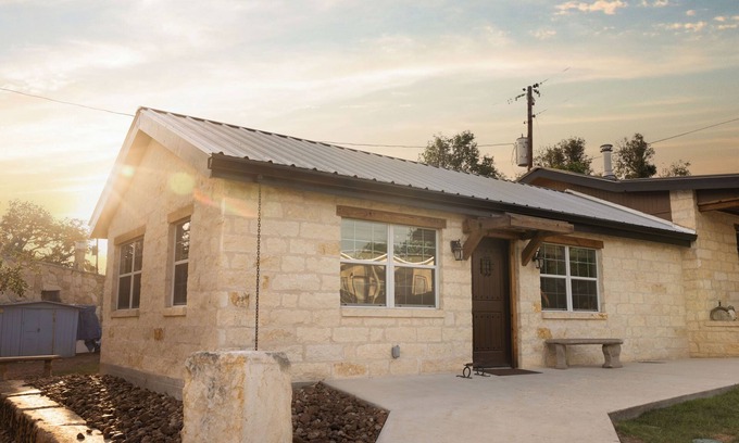Ingram Cabina | Lake View 2 Bedroom Cabin w/ Living Area and Walk in Shower