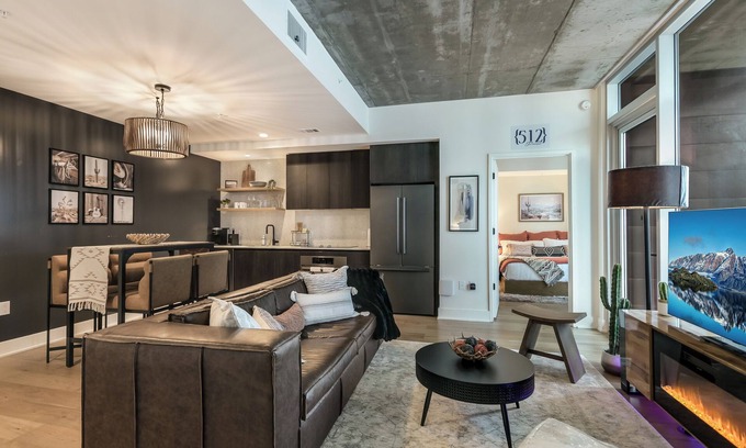 East Cesar Chavez Condominio | Lake view 23rd Floor Luxury Downtown Austin Condo with Rooftop Pool