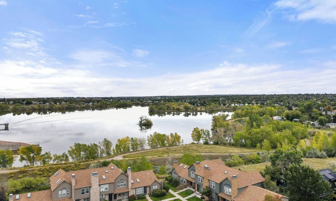 Prides Crossing Casa | LAKE VIEW 3-Bedroom/3-Bathroom Cozy townhome in Aurora, Family & Pet Friendly!