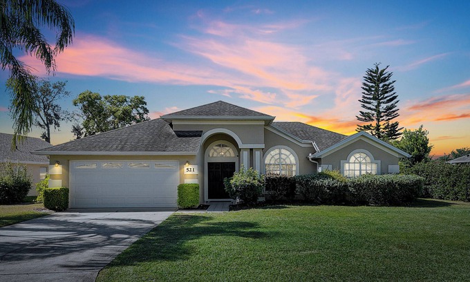 Sunridge Woods Casa | ⛱ Lake View - 4 Bed - Sunridge Wood - South Facing Pool Home ✈